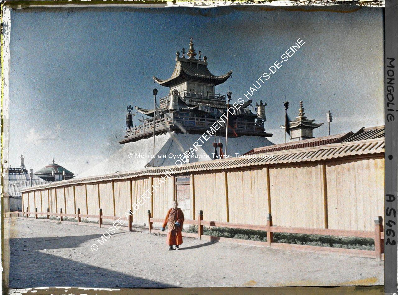 Dechingalav temple inside the Yellow Palace, the roof of the main assembly hall and Maitreya Temple. Musée Albert-Kahn. A5462. Photo by Stéphane Passet, July 1913 Dechingalav temple inside the Yellow Palace, the roof of the main assembly hall and Maitreya Temple. Musée Albert-Kahn. A5462. Photo by Stéphane Passet, July 1913